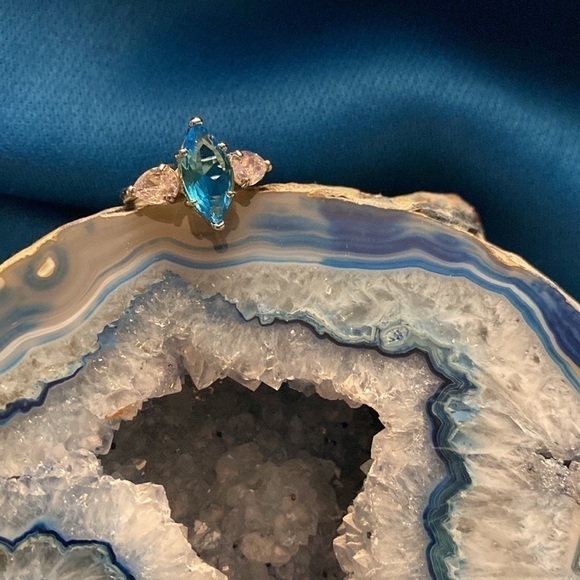 🎉🎉 Host Pick 7/22🎉 Blue Topaz with white topaz. Beautiful Ring - Picture 8 of 12